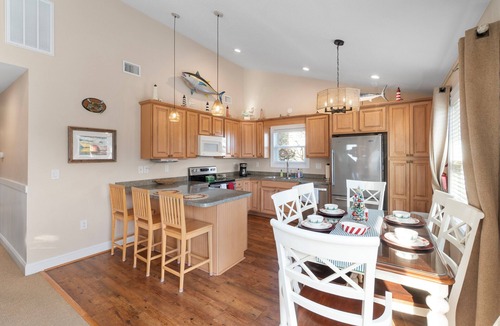 Sea Scape House | Gorgeous 3-bedroom house, 2 minute walk to the beach in charming Kitty Hawk