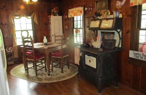 Kegley House | Gorgeous cabin stay near I-77, views, antiques, Wi-fi, wonderful experience for 2!