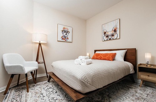 Miracle Mile Apartment | Gorgeous studio steps from The Groove