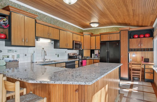 Greenwich House | Governor's Mansion on the Hudson: Saratoga-Adjacent 11-bedroom Riverfront Estate