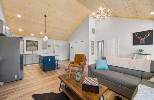 Franklin House | Graceland Mountain Cottage | 10+ Private Acres, On-Site Trails, Hot Tub + Cold Plunge
