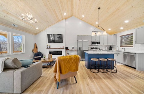 Franklin House | Graceland Mountain Cottage | 10+ Private Acres, On-Site Trails, Hot Tub + Cold Plunge