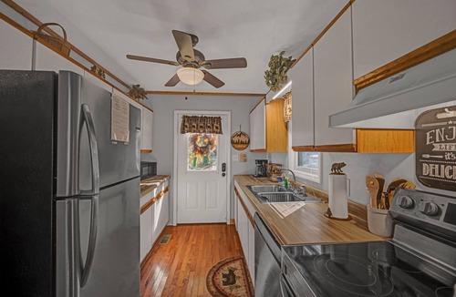 Mill Ridge House | Grandfather’s Gem – Cabin w/Brand NEW Hot Tub!