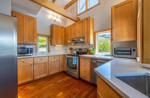 White Salmon House | Grandview - Fully Updated! Hot Tub, River, Gorge, Mt Hood Views, Quiet White Salmon