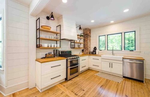 Flat Rock House | Great backyard with firepit, Sleeps 14!