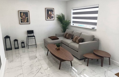 Flagami House | Great home to relax from shopping and enjoy suntanning! 5 minutes from airport.