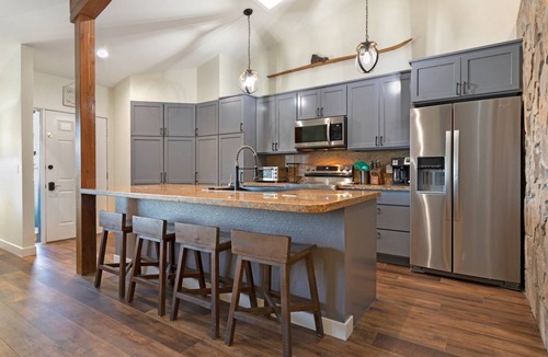 Avon Condo | Great Location for Vail & Beaver Creek | 3BR, Chic Decor, Plan a Summer Getaway with Friends