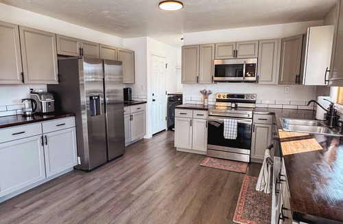 Grand Junction House | Group Base Camp - Sleeps 15+, 2x Game Rooms, Hot Tub