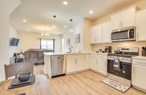 Frederick House | Group & Family Welcome, 1 Mile to Historic Frederick, 4 Bedrooms, 4 Baths