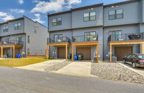 Frederick House | Group & Family Welcome, 1 Mile to Historic Frederick, 4 Bedrooms, 4 Baths