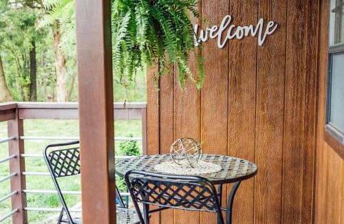Marion House | Group Getaway 3 Modern Cabins by Lake of Egypt