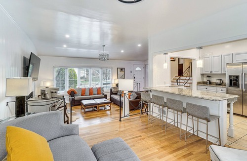 White Oak House | Group Getaway! Modern Silver Spring Home w/Yard