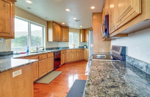 Gold Beach House | Groups Welcome! Ocean-View Escape in Gold Beach