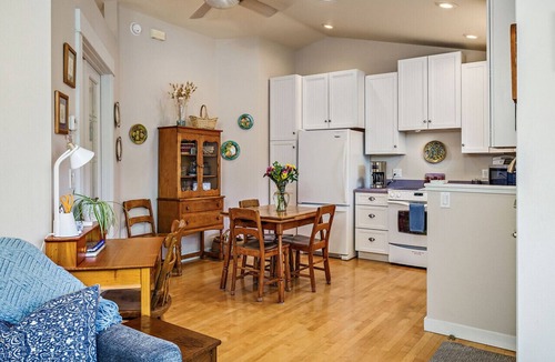 Historic Railroad District House | Hanna`s House | Downtown Retreat, Steps to OSF