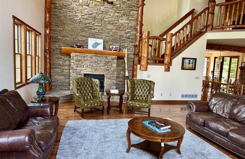 Timberline House | Hawthorne Lodge - 252 Winterset Road Hawthorne Lodge - Walk to Slopes, Air Conditioning, Pool Table, Hot Tub