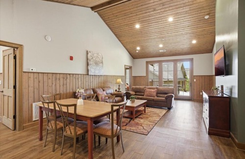 Pigeon Forge Apartment | Hearthstone Lodge- 4 Private UnitsKing BedsPatio