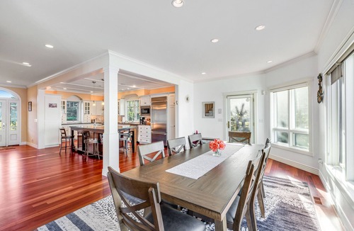 Oak Harbor House | High bank waterfront villa with fireplace, sunset view & fast WiFi -dog-friendly