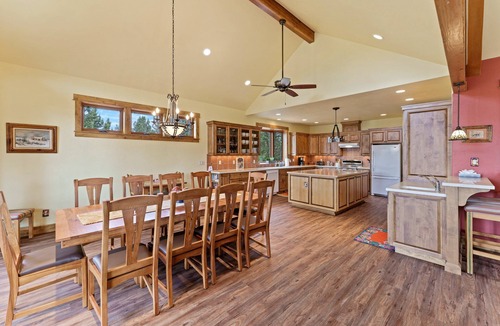 Bend House | High Lowe- Gorgeous Retreat, Hot Tub, A/C, Views, Ponds, Ping Pong, BBQ!