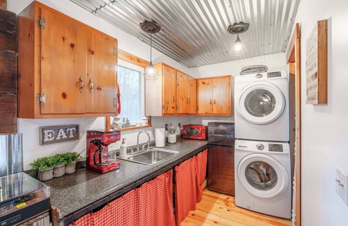 Stanton Cabin | High Rock Hideaway Red River Gorge KY -Couples Cabin- Hot Tub-Wifi-Pet Friendly