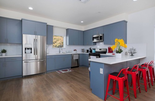 Hollywood House | ✩★ HOLLYWOOD 3B/3.5B ✩ SPACIOUS AMAZING NEW BUILDING ✩ HOT TUB! ✩ 2 CAR GARAGE