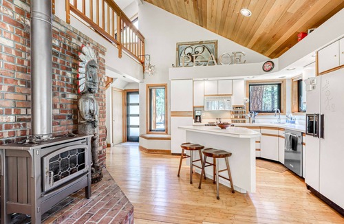 Sisters House | Home with a private hot tub, shared pool, & National Forest at your backdoor
