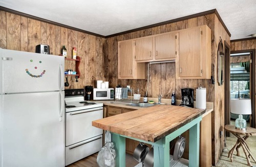 Bergton Cabin | Hot Tub, Deck, Screened Porch, Fire Pit, & WiFi