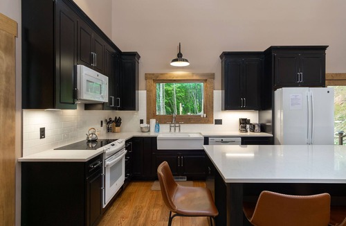 Fairview House | Hot tub, Fire-pit, Wrap around Porch, Fresh Eggs, Privacy, 10 miles to AVL.