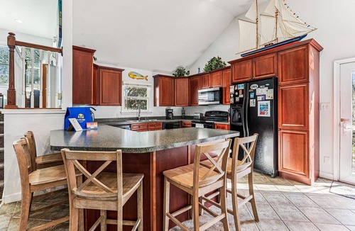 Duck House | HotTub, Pool Table, Elevator! Large fenced yard, pets