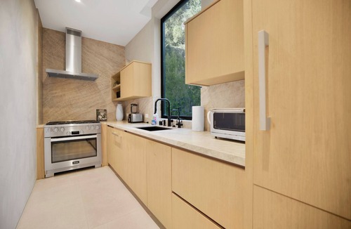 Beverly Hills House | Hutton Villa - Luxury Modern Retreat in Iconic Beverly Hills Oasis