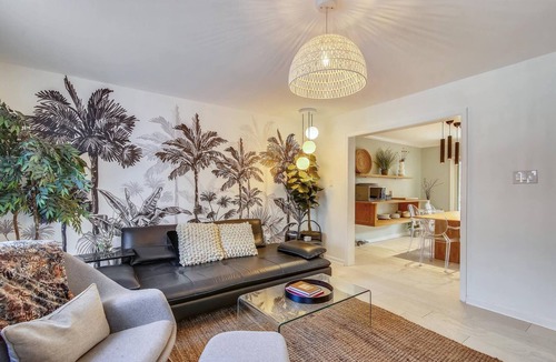 Bolivar House | Icy…New AC. Luxury, Spa Bathroom, Movie Room, high-end design, fall colors Oct