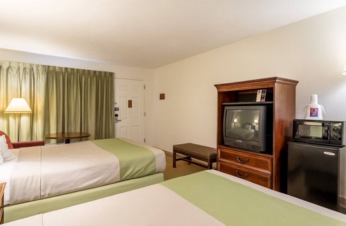Edgewood Hotel | Ideal Room for Budget Travelers w/Convenient Location - 4 Units