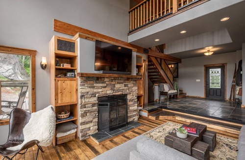 Peshastin Cabin | Incredible cabin with gorgeous mountain views on Blewett Pass + hot tub, dogs OK