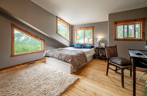 Peshastin Cabin | Incredible cabin with gorgeous mountain views on Blewett Pass + hot tub, dogs OK