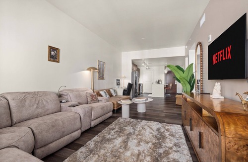 Cherry Creek Apartment | 🌆✨ InScape: Cherry Creek Private Suite 🌌 ♨️ Hot Tub ✦ Heated Pool✦Gym✦2 King Beds