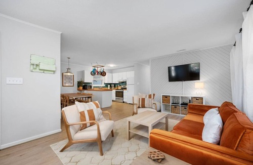 Colington Harbour House | It's Britney Beach! Pet Friendly Bungalow-Hot Tub!