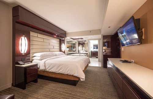 Las Vegas Resort | Jacuzzi Spa Suite - Center Strip - Projection Screen TV