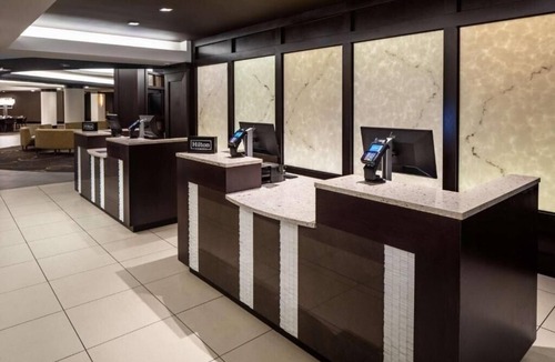 Downtown Apartment | Junior King Suite Near Headlines Hair Designer WDC