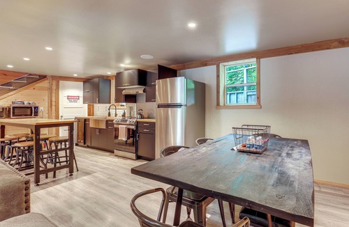 Washougal House | Jurassic Retreat: Hot Tub & Life-Size Dinosaurs!