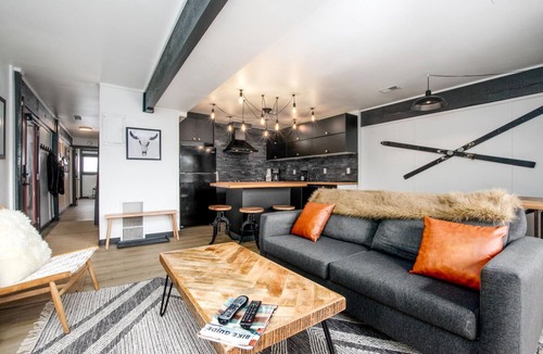 Baldy Mountain Condo | King Bed and Bunks/Office. Free Bus to Town/Skiing. Sweet View!