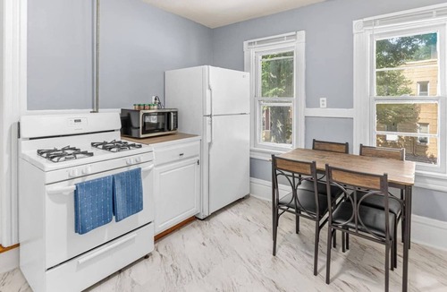 Thomas - Dale Apartment | King Bed | Dedicated Workspace | Central Location