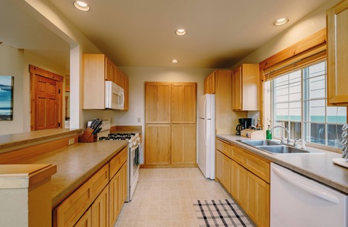 Klamath Falls Ski Chalet | King Bed, Private Hot Tub, Running Y Resort Access, Golf Course, Crater Lake