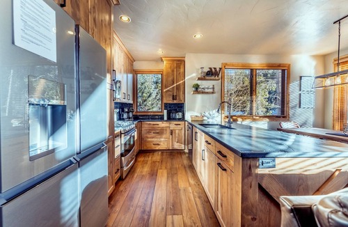Mountain House House | King Master Suite-Private: Hot Tub, Garage & Laundry-Walk to Lift-Free WIFI