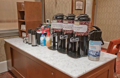 Downtown Baltimore Apartment | King Studio w/Full Kitchen | Free Breakfast + Gym