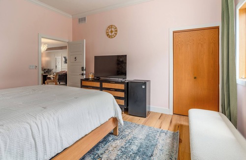 Cobden Hotel | King Suite, Hot Tubs, Cobden