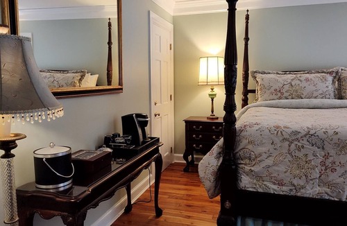 Marion Station Hotel | Kingsbay Mansion & Vacation Houses