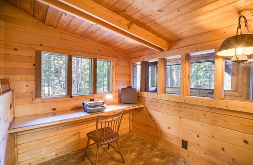Klamath Falls Cabin | Klamath Falls Cabin w/Private Sauna & Fire Pit!