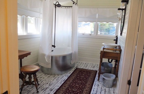 City Center Medford Bed & Breakfast | Lady Geneva Bed and Breakfast