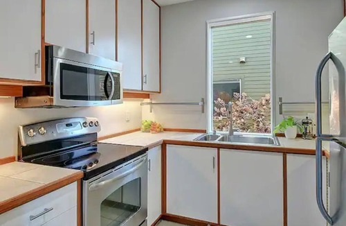 Eastlake Condo | Lake Union Waterfront 2BR Private Deck Sleeps 6