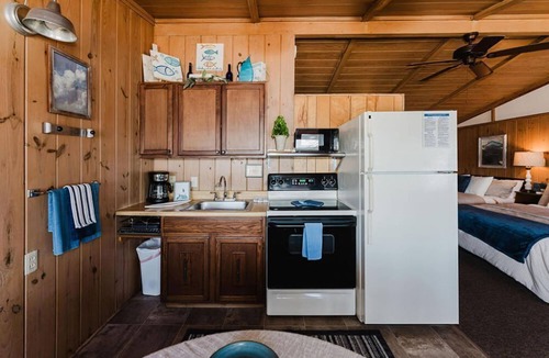 Ridgedale Cabin | Lakefront Cabin #1 - Steps from Table Rock Lake at Happy Hollow Resort