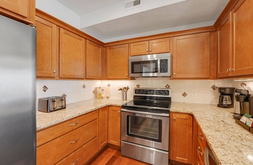 Geneva-on-the-Lake Apartment | Lakefront Condo, Balcony, Pool, Beach, Wineries